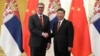 中国国家主席习近平在北京人民大会堂与塞尔维亚总统亚历山大·武契奇举行会晤前握手。（资料照片：2019年4月25日）