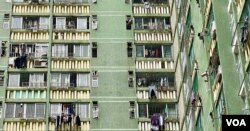 香港政府2月10日起实施最严厉防疫措施，首次将”限聚令”适用范围延伸到私人处所，禁止多过两个家庭的聚会 (美国之音/汤惠芸)