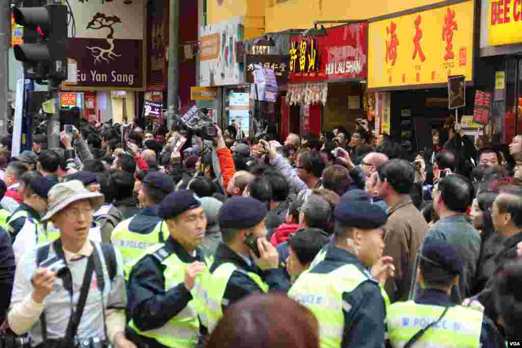 湾仔街段行人道上的旁观者(美国之音海彦拍摄)