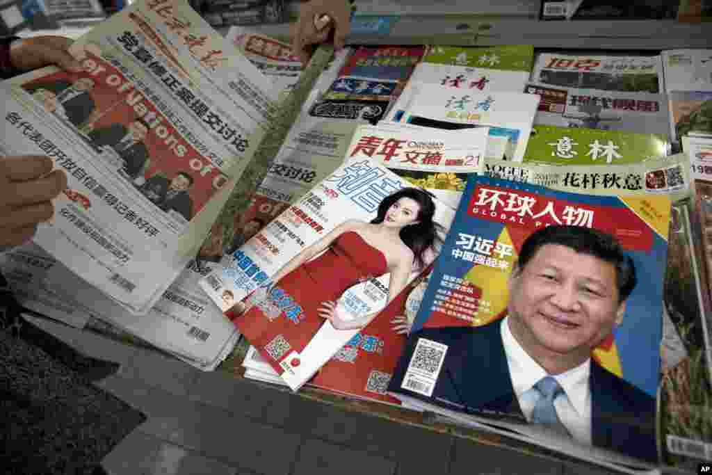 北京报摊上的报纸刊物,其中《环球人物》杂志的封面上有习近平照片和《习近平 中国强起来》的标题,还有报道中十九大消息的北京晚报,也有以影视明星范冰冰为封面的《知音》杂志。(2017年10月21日)