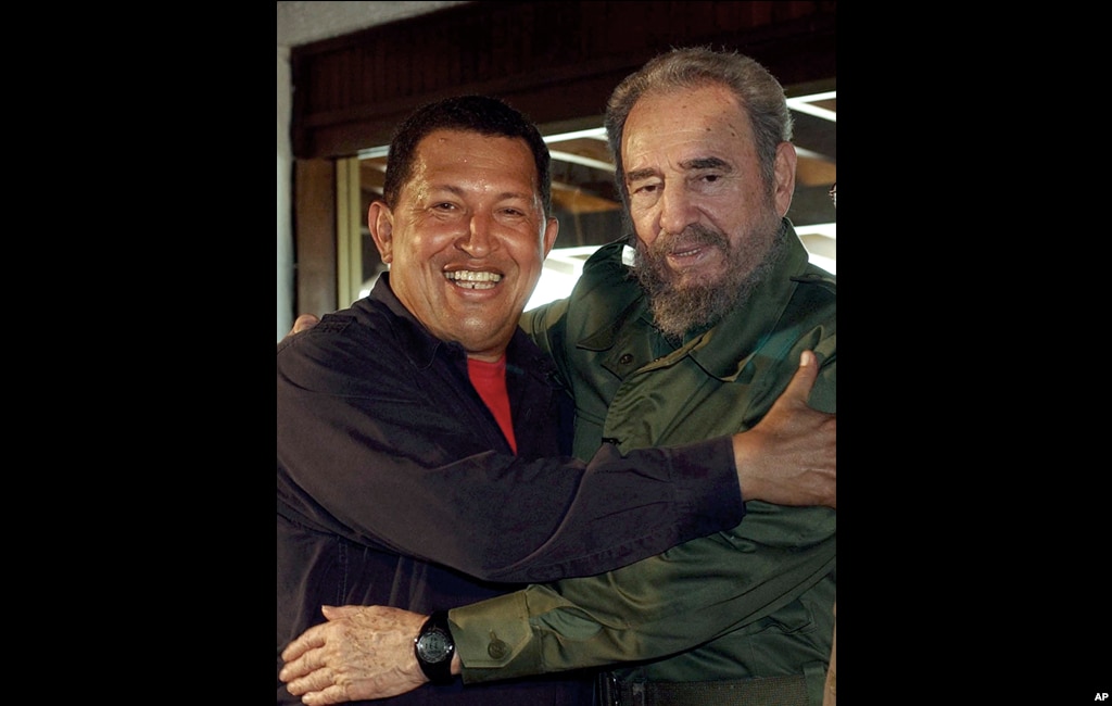 Ông Fidel Castro và Tổng thống Venezuela Hugo Chavez tại đảo La Orchila, Venezuela, ngày 22/12/2003.