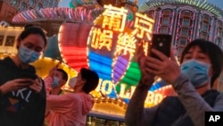 资料照：澳门葡京娱乐场外的游人在用手机拍照。（2020年1月23日）