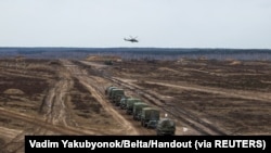 Військові навчання Росії та Білорусі у Брестській області, 19 лютого 2022 (Vadim Yakubyonok/Belta/Handout via REUTERS)