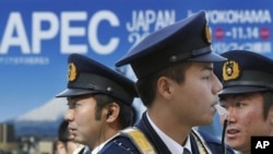 日本警察守卫在APEC部长级会议的会场外