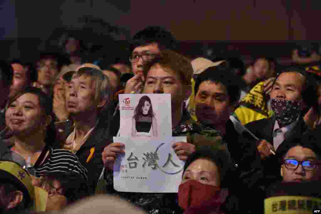 在台湾大选中,有民进党人展示周子瑜的照片(2016年1月15日)。周子瑜事件有助于民进党选情,有人说这刺激出30万选票给蔡英文