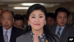 泰国总理英拉到达曼谷郊区的国防部长办公室。
