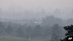 北京郊区一个高尔夫球场被浓雾所笼罩（资料照）
