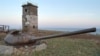 Архівне фото: башта старого танка, встановлена ​​в землі як частина військових укріплень перед маяком поблизу Південнокурильська на острові Кунаширі, одному з Курильської гряди, відомої як Північні території в Японії. 