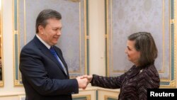 Віктор Янукович вітає помічника державного секретаря США Вікторію Нуланд у Києві