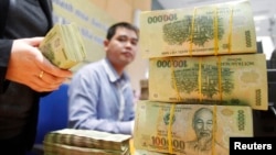 Các vụ mất tiền trong sổ tiết kiệm nhiều tỉ đồng đang làm dân chúng VN hoang mang
