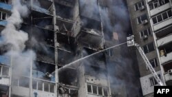 В Міністерстві юстиції України повідомили, що реєстр спершу прийматиме заяви фізичних осіб, які втратили житло в результаті російської війни. Фото від 7 лютого 2024 року: будівля в Києві постраждала від російської ракетної атаки 
