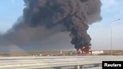 На фото із соцмереж - дим піднімається від пожежі на нафтобазі в Астахові, Ростовська область, Росія, 28 серпня 2024 року. Social Media/via REUTERS