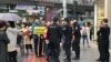 中国成都秋雨圣约教会教友户外宣教遭警察干预 （秋雨圣约教会脸书图片）