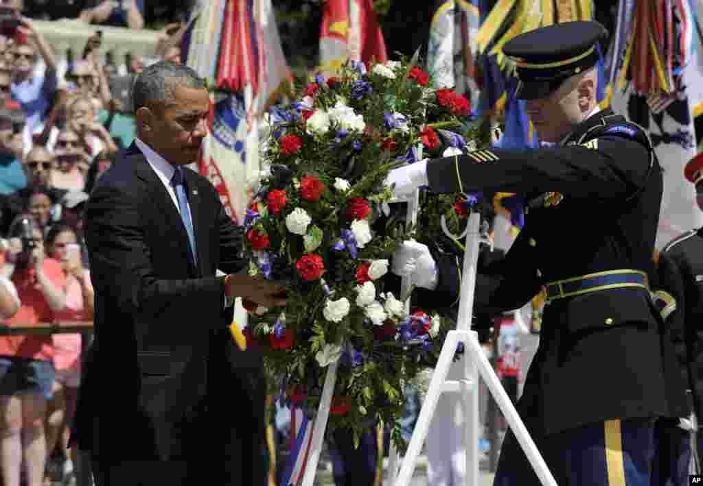 Tổng thống Hoa Kỳ Barack Obama đặt vòng hoa tại Ngôi mộ của các chiến sĩ vô danh tại tại Nghĩa trang Quốc gia Arlington ở bang Virginia, ngày 26/5/2014.