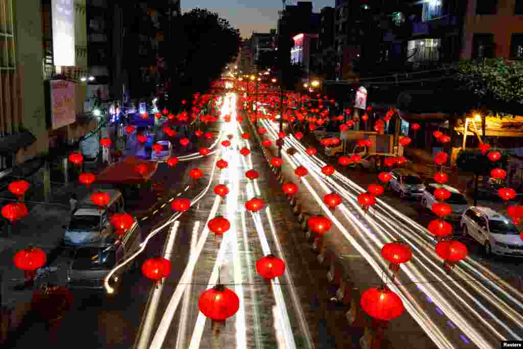 俯瞰缅甸仰光街头成群结队的中国红灯（2017年1月25日）