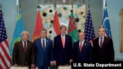 Ngoại trưởng Mỹ John Kerry (giữa) và những người đồng nhiệm từ Kazakhstan, Uzbekistan, Tajikistan, Kyrgyzstan tham dự một cuộc họp của Tổ chức An ninh và Hợp tác châu Âu (OSCE) ở Hamburg, Đức, 7/12/2016.
