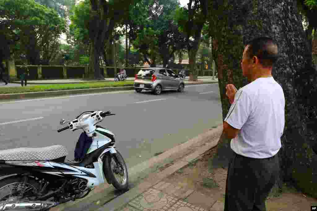 Một người đàn ông cầu nguyện trước tư gia của Tướng Võ Nguyên Giáp tại Hà Nội, ngày 5/10/2013 .