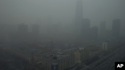 2013年中国发生大规模雾霾污染，中东部地区多座城市达到严重污染级别。图为被雾霾笼罩的北京