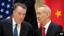 美国贸易代表莱特希泽(左) 与中国国务院副总理刘鹤(资料照)