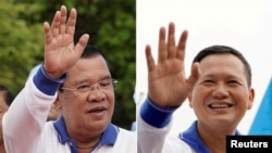 资料照片：这张组合照片显示了柬埔寨首相洪森和他的儿子洪马内在金边的竞选集会期间。