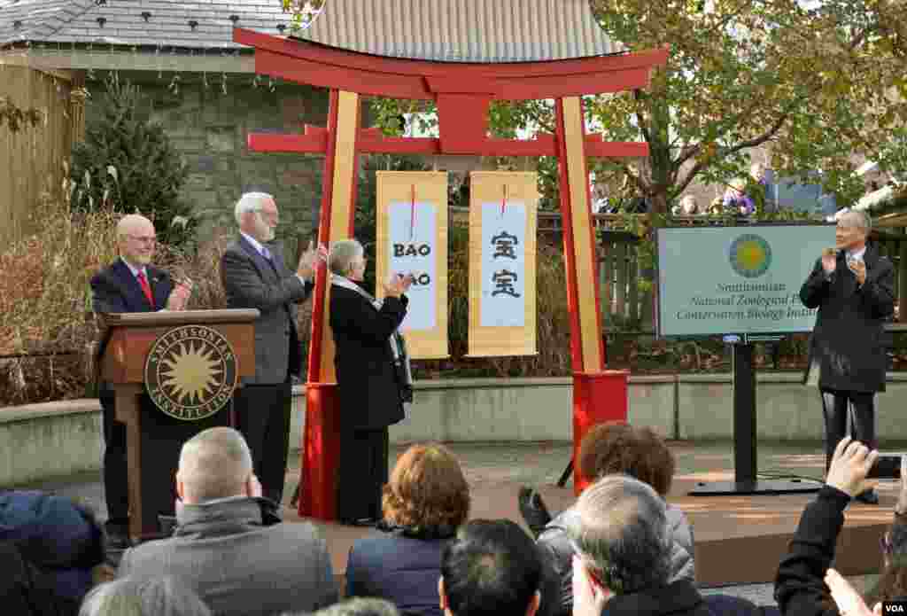 2013年12月1日,华盛顿的美国国家动物园园长凯利和中国驻美大使崔天凯参加“宝宝”的命名仪式。
