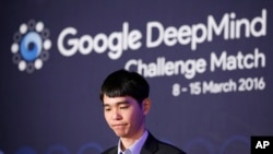 2016年3月12日韩国职业棋手李世石参加他的第三场比赛输给谷歌的人工智能程序后在新闻发布会上。