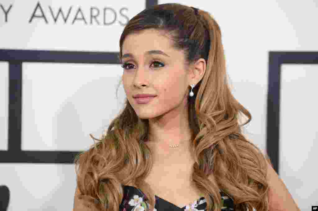 美国流行歌手爱莉安娜·格兰德(Ariana Grande) 在洛杉矶参加格莱美奖典礼(2014年1月)。2017年5月22日的自杀爆炸发生在曼彻斯特体育场的门厅,当时格兰德的演唱会刚刚结束。爆炸造成22人死亡,100多人受伤。遇难者中有不少年轻女孩儿,她们是格兰德粉丝群体的主力。5曰7日,英国将安全威胁级别降至“严重”这一级。这意味着攻击仍然被认为是很可能的。此前,英国的安全威胁级别曾经提高到“极严重”, 意思是另一次攻击被认为即将到来 。 