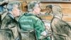 Замальовка із зали суду. Манафорт на візку та у робі слухає суддю у суді штату Вірджинія