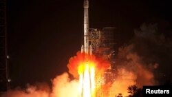 2013年12月2日西昌: 长征运载火箭携带嫦娥三号月球探测器点火起飞