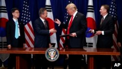 特朗普和文在寅在2018年联合国大会期间在纽约签署美韩自由贸易协议 ( 2018年9月24日）