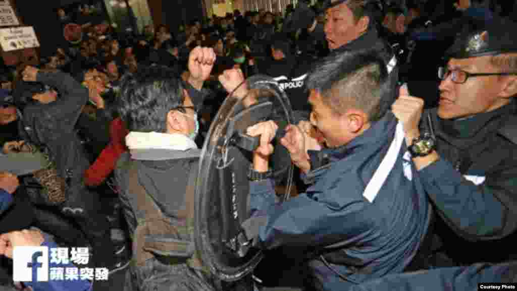 旺角街头夜市大年初一晚爆发激烈警民冲突 (苹果日报)