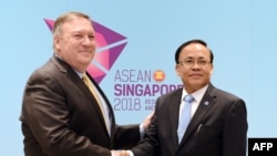 美国国务卿迈克·蓬佩奥8月4日在新加坡会见了缅甸国际合作部部长觉丁。