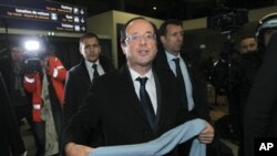 Ứng cử viên của đảng Xã Hội Francois Hollande tại Sân bay Brive sau vòng đầu của cuộc bầu cử tổng thống Pháp, ngày 22/4/2012