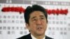 12月16日，日本主要在野党自民党领袖安倍晋三在东京的自民党总部回答记者问题。