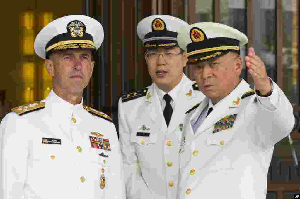 2016年7月18日美国海军作战部长理查森上将在北京的中国海军总部听取中国海军司令员吴胜利上将的介绍。这是理查森首次访问中国。此外理查森和沈金龙2018年曾在美国举行的国际海权研讨会上会面,双方之间还进行了三次视频讨论,上次是在去年12月份。当时两人都表示,两国之间保持建设性的两军关系能够促进美中关系稳定。