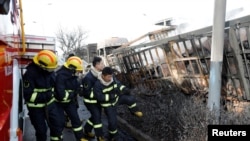 消防人员2018年11月28日在张家口市危化品大爆炸后的现场（路透社）