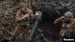 Військовослужбовці 28-ї окремої механізованої бригади стріляють із міномета у бік російських військ, поблизу міста Бахмут. 15 березня 2024 року. Фото REUTERS