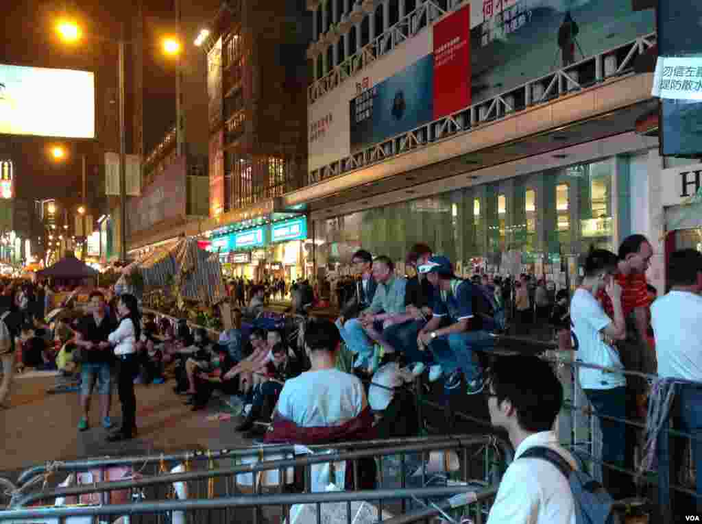 旺角占领区周五白天发生零星冲突外晚间平静 (美国之音图片/海彦拍摄 )