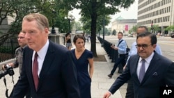 美国贸易代表莱特西泽和墨西哥经济部长瓜哈尔多走向白宫。华盛顿，2018年8月27日。