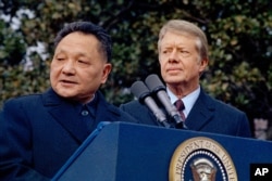 资料照片: 1979年1月29日，时任中国副总理的邓小平访问白宫，与时任美国总统吉米·卡特（右）在一起。