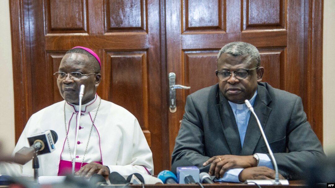 Mokambi ya Conférence épiscopale nationale du Congo (CENCO), Mgr Marcel Utembi elongo na molobeli ya CENCO, abbé Donatien Nshole na masolo na bapanzi sango na Kinshasa, 30 décembre 2016.