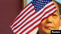资料照：为欢迎美国时任总统特朗普访华，北京天安门毛泽东画像前飘扬的美国国旗。（2017年11月8日）