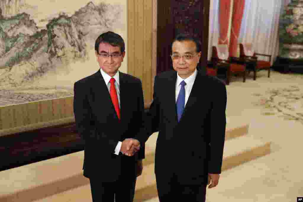 中国总理李克强2018年1月28日在北京会见到访的日本外相河野太郎。日本首相安倍晋三最近在国会发表施政报告时称会努力改善对华关系。他还在一些场合提到希望与中国国家主席习近平展开互访。外相河野太郎希望在此次访华期间为实现这一目标取得重大进展。 