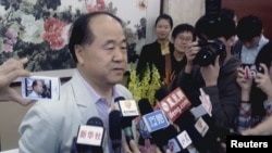 莫言获得诺贝尔文学奖之后2012年10月11号在家乡山东高密对记者说话