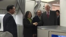 美国在台协会主席莫健与台湾驻美代表高硕泰登机迎接蔡英文