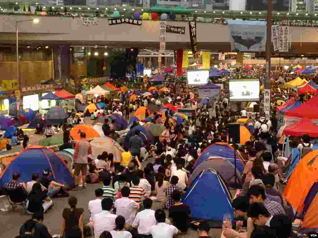 数以千计的学生和市民在金钟雨伞广场声援学联代表 (美国之音图片/海燕拍摄)