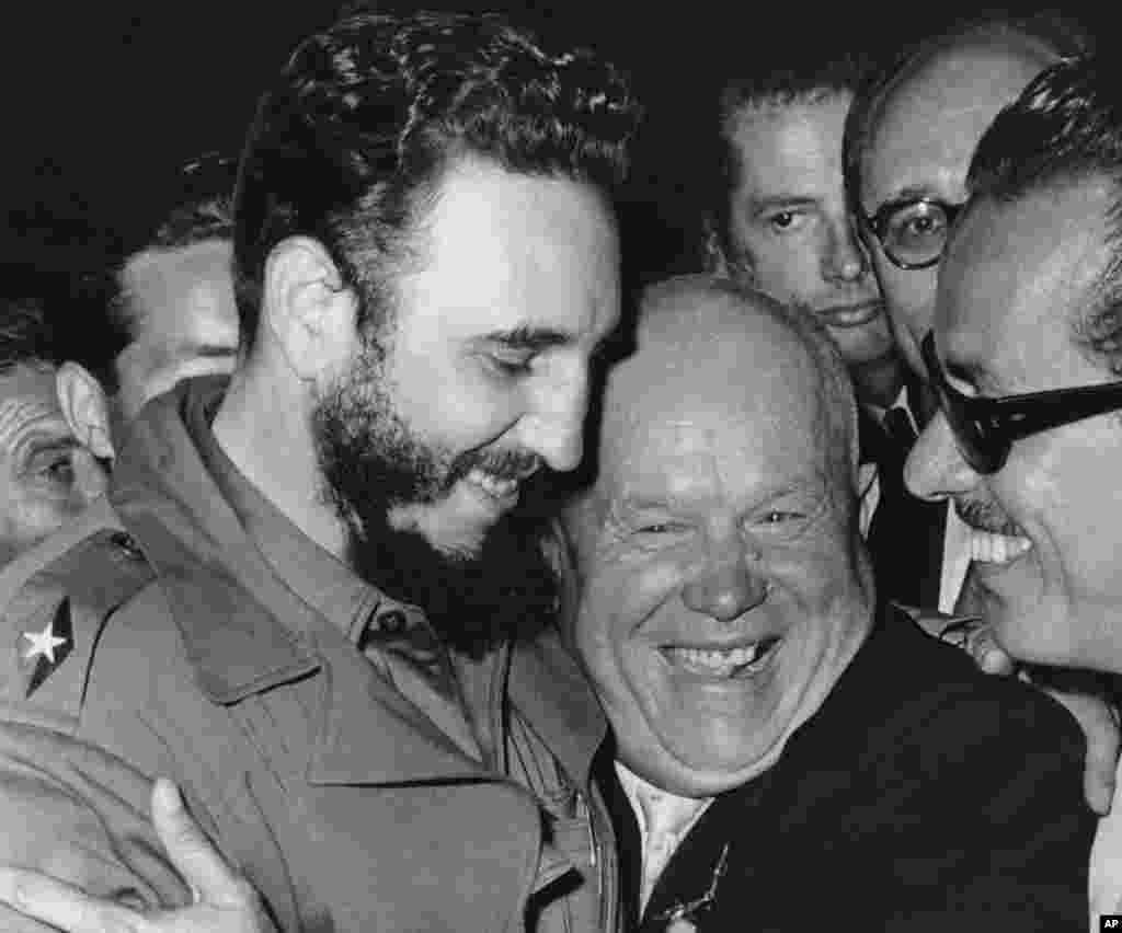 Trong một bức hình đề ngày 20 tháng 9 năm 1960, lãnh tụ Cuba Fidel Castro (trái) và lãnh tụ Liên bang Soviet Nikita Khrushchev thể hiện tình cảm thân thiết tại Liên Hiệp Quốc. 