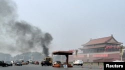 2013年10月28日，冲往天安门的汽车爆炸起火的现场。 