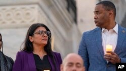 Конгресвумен Рашида Тлаїб під час церемонії Конгресу зі свічками на сходах Палати представників США з нагоди місяця з часу атаки ХАМАСу на Ізраїль, 7 листопада, 2023р., Вашингтон. AP Photo/Alex Brandon