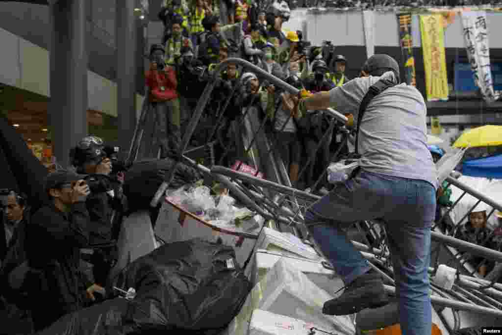 香港金钟区政府总部: 示威者将路障搬到自动扶梯上